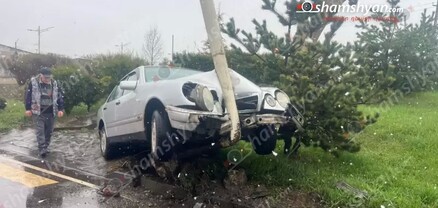 Ստեփանավանում 68-ամյա վարորդը «Mercedes»-ով բախվել է երկաթե էլեկտրասյանը. shamshyan.com