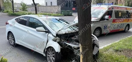 Երևանում «Hyundai Elantra»-ն բախվել է բազալտե եզրաքարին, ապա ծառին. shamshyan.com