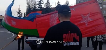 Գյումրիում ջահերով երթը ևս սկսվեց` Թուրքիայի ու Ադրբեջանի դրոշներն այրելով