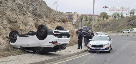 Երևանում «Kia Sportage»-ը բախվել է հողաթմբին և գլխիվայր հայտնվել մայթին. վարորդն ու անչափահաս ուղևորը հոսպիտալացվել են. shamshyan.com