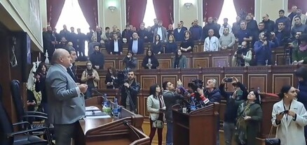 Գյումրիում ավագանու նիստը սկսված է․ Վարդան Ղուկասյանը հնչեցրեց Տերունական աղոթքը