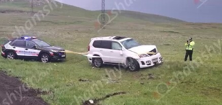 Շիրակի մարզում Lexus-ը 1 պտույտ շրջվել է և հայտնվել դաշտում․ 4 վիրավորներն էլ երիտասարդ աղջիկներ են․ shamshyan.com