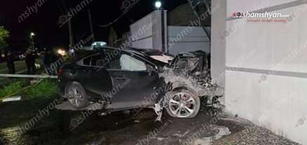 Կոտայքում «Chevrolet»-ն բախվել է գազախողովակներին, ապա բնակչի երկաթե դարպասին․ կա 1 զոհ, 3 վիրավոր. shamshyan.com