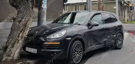Երևանում բախվել են «Porsche Cayenne»-ը և «Volkswagen Vento»-ն. «Porsche»-ը  բախվել է ծառին. shamshyan.com
