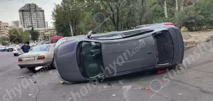 Երևանում բախվել են «Mercedes»-ն ու «Nissan»-ը. վերջինը կողաշրջվել է
