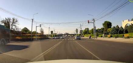 Ինչպես է Mercedes-ը խախտում երթևեկության կանոններն ու անցնում կարմիր լույսի տակով