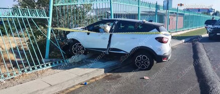 «Զվարթնոց» օդանավակայանի մոտ «Renault»-ն բախվել է երկաթե ճաղավանդակներին․ կա 4 վիրավոր. shamshyan.com
