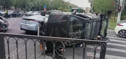 Ավտովթար՝ Երևանում. բախվել են Mazda-ն և Nissan-ը, վերջինը կողաշրջվել է․ կա վիրավոր