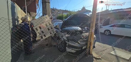 Երևանում 47-ամյա վարորդը հարբած վիճակում «BYD»-ով բախվել է վճարային տերմինալին ու էլեկտրասյանը. կա վիրավոր. shamshyan.com