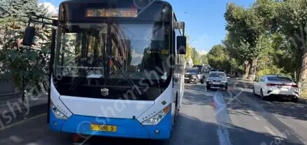 Երևանում բախվել են թիվ 25 երթուղին սպասարկող ավտոբուսն ու անչափահաս տղայի վարած ինքնագլորը. երեխան տեղափոխվել է հիվանդանոց. shamshyan.com