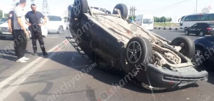 Ավտովթար՝ Երևանում․ բախվել են Dacia-ն և Opel-ը․ վերջինը գլխիվայր հայտնվել է երթևեկելի գոտում․ shamshyan.com