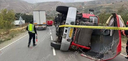 Սիսիան-Լծեն ճանապարհին բախվել են բեռնատարն ու ավտոցիստեռնը․ 10 տոննա մազութը թափվել է. կա վիրավոր․ shamshyan.com