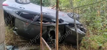 Hyundai Elantra-ն Բաղանիսում դուրս է եկել երթևեկելի գոտուց և կողաշրջված հայտնվել բնակչի հողամասում. կա վիրավոր. shamshyan.com