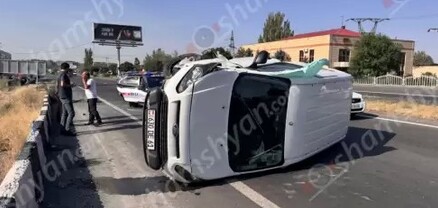 Ford Transit-ը «Շանգրի Լա» խաղատան դիմաց կողաշրջված հայտնվել է ճանապարհի մեջտեղում. shamshyan.com
