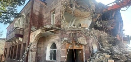 Ստեփանակերտում քանդվում է Արցախի ԱԳՆ շենքը