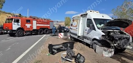Կոտայքի մարզում Mercedes Sprinter-ը բախվել է վերանորոգման համար տեղադրված արգելապատնեշներին և շպրտել դրանք. shamshyan.com