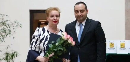 50 մանկավարժ պարգևատրվել է Երևանի քաղաքապետի պատվոգրերով ու հուշանվերներով