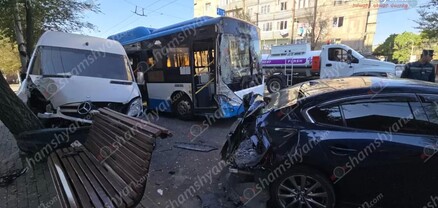 Ավտոբուսի մասնակցությամբ ավտովթար՝ Երևանում. վնասվել են կայանված ավտոմեքենաներ. shamshyan.com