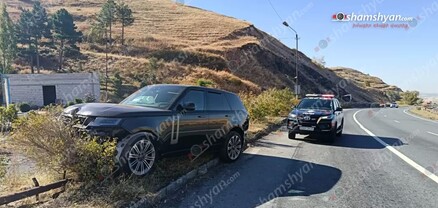 «Range Rover»-ը «Չայնիի» ոլորաններում բախվել է էլեկտրասյանը և հայտնվել գազոնում. shamshyan.com