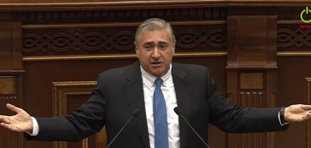 Ալեն Սիմոնյանը չկա, իրա դափնիները պռճոկում, լցնում եք ձեր բորշի մեջ. Արթուր Խաչատրյան