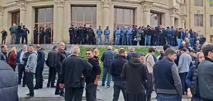Քաղաքացիները Գյումրու քաղաքապետարանի մուտքերը շրջափակել են, որ Վարդան Ղուկասյանին չտանեն