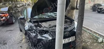 Երևանում բախվել են «Nissan»-ը, «Toyota»-ն և «Hyundai»-ին․ «Toyota»-ն դուրս է եկել երթևեկելի գոտուց, բախվել ծառին