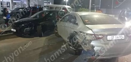 Երևանում բախվել են BMW-ն, Hongqi-ն և Hyundai Sonata-ն. կա վիրավոր. shamshyan.com