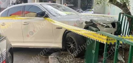 Երևանում հետապնդվող BMW-ն չկարողացավ խույս տալ պարեկներից. վարորդի մոտ հայտնաբերվել են ատրճանակ և կասկածելի փաթեթներ. shamshyan.com