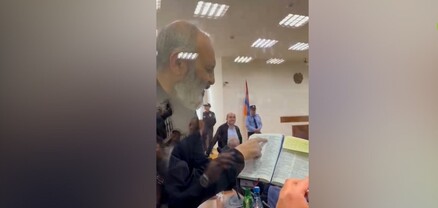 Բագրատ Սրբազանը նիստերի դահլիճ եկավ ջերմ ժպիտով ու Աստվածաշնչով