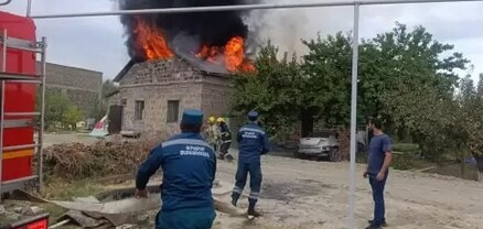 Հրշեջ-փրկարարները կանխել են երկհարկանի տան տանիքում բռնկված հրդեհի տարածումը, ապա մարել այն
