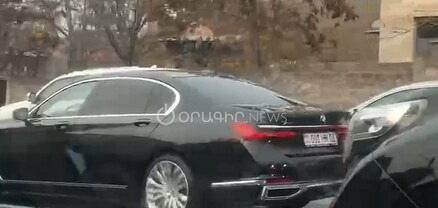 Պարեկները կոպիտ կերպով ճանապարհ են բացում Ալեն Սիմոնյանի համար