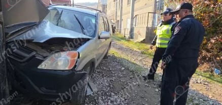 Խոշոր ավտովթար՝ Բջնի գյուղում․ «Honda»-ն բախվել է քարե պարսպին. մայր ու դուստր տեղափոխել են հիվանդանոց
