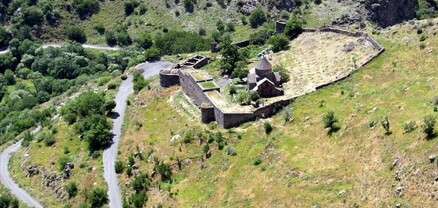 Քաղաքացին հայտնել է, որ Գնդեվանքի՝ այժմ կարգալույծ եղած հոգևոր հովվին տվել է 29 հազար դոլար և 1 մլն դրամի արծաթ, սակայն այն իր նպատակին չի ծառայել