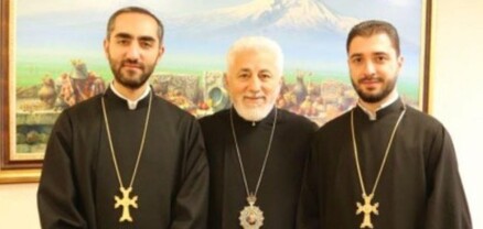 Տեր Արսենն ու Տեր Կարապետը լանջախաչ կրելու իրավունք են ստացել