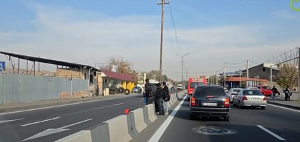 Մերձավանում աշակերտներն ուսուցչի հետ վազելով անցնում են արագընթաց մայրուղին
