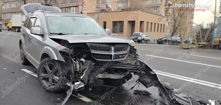 Ռուբինյանց փողոցում բախվել են «Tesla»-ն ու «Dodge»-ը. սկսվել է յուղի և հակասառիչ հեղւոկի արտահոսք. shamshyan.com