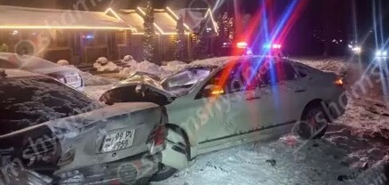 Կոտայքի մարզում Nissan Teana-ն բախվել է կայանված Mercedes-ին, վերջինն էլ՝ Nissan Tiida-ին․ 1 հոգի վրաերթի է ենթարկվել