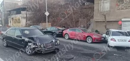 Թբիլիսյան խճուղում բախվել են Tesla-ն, Mercedes-ն ու Daewoo-ն. կան վիրավորներ