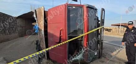 Եղվարդ-Զովունի ավտոճանապարհին ավազով բարձված KamAZ-ը կոտրել է գազախողովակներն ու կողաշրջվել․ shamshyan.com