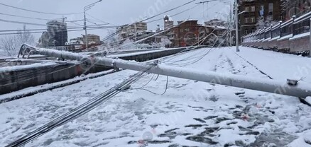 Մաշտոցի պողոտայի թունելի մոտ երկաթե էլեկտրասյուները հիմքից պոկվել ու տապալվել են՝ փակելով ճանապարհը