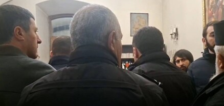 Ոստիկանները ինչ-որ բան են փնտրում Յոթ վերք եկեղեցում