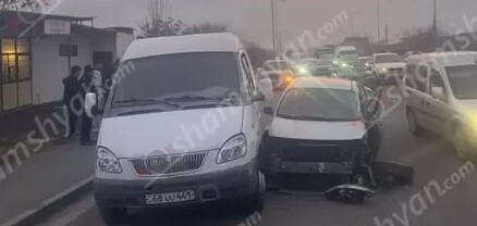 Արտաշատի խճուղում  «Nissan Sunny»-ն բախվել երկաթե էլեկտրասյանը, տապալել այն, ապա բախվել կայանված «Գազել»-ին