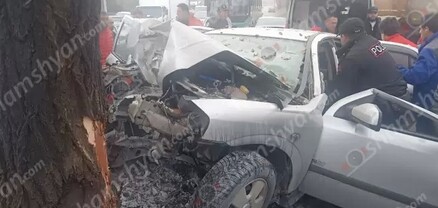 Երևանում՝ ավտոբուսների պարկի մոտ, Opel-ը բախվել է ծառին. բժիշկները պայքարում են վարորդի կյանքի համար