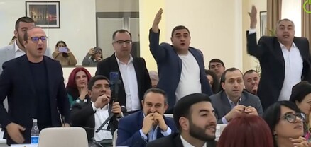 Շատ եք լոճվում, ձեր լայնքը հեսա կնեղացնենք․ լարված իրավիճակ՝ Երևանի ավագանու նիստում