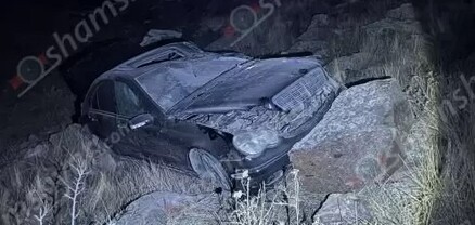 34-ամյա վարորդը «Mercedes»-ով բախվել է երկաթե արգելապատնեշներին, ապա ապառաժ քարերին․ կա վիրավոր