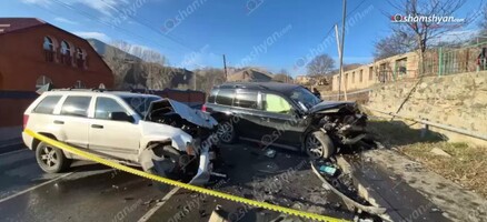 Բազում գյուղում տեղի ունեցած «Toyota Land Cruiser» և «Jeep» ավտոմեքենաների բախման տեսանյութը․ կային վիրավորներ. shamshyan.com