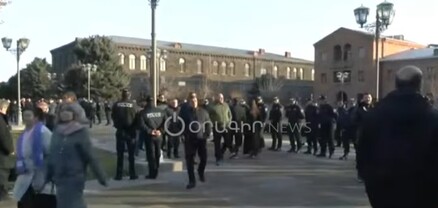 Տիրադավների աջակիցները եկեղեցու ձախ կողմում են, Վեհափառի աջակիցները՝ աջ կողմում․ պարեկներն ուղղորդում են