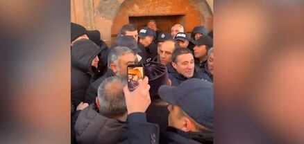 Փաշինյանի աջակիցները թույլ չեն տվել Արագածոտնի թեմի քահանաներին մուտք գործել Թալինի եկեղեցի