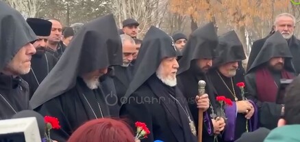Ամենայն Հայոց Կաթողիկոս Գարեգին Բ-ն հոգևորականների հետ այցելել է Եռաբլուր