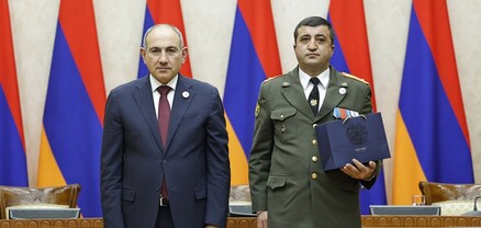Փաշինյանը մի խումբ զինծառայողների պարգևատրել է ՀՀ վարչապետի հուշամեդալով, արժեքավոր նվերներով և պատվոգրերով